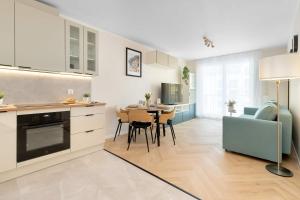 Comfortable Apartment with Balcony, Pet Friendly by Noclegi Renters