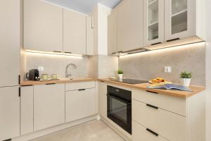 Comfortable Apartment with Balcony, Pet Friendly by Noclegi Renters