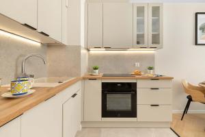 Comfortable Apartment with Balcony, Pet Friendly by Noclegi Renters