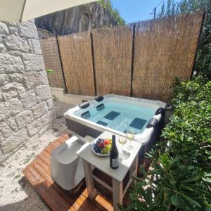 Vintage stone house ELDO with jacuzzi, in Podaspilje, Omiš