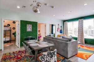 New 4 Bedroom Apt near DT Walk to restaurants