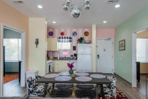 New 4 Bedroom Apt near DT Walk to restaurants