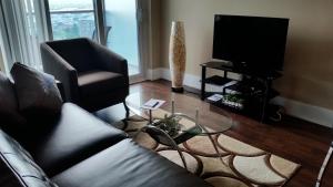 Platinum Suites- One Bedroom Plus Close Den