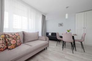Cosy Studio with a Balcony Close to the Park by Noclegi Renters