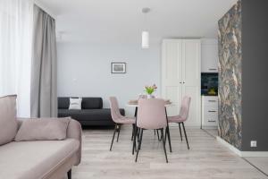 Cosy Studio with a Balcony Close to the Park by Noclegi Renters