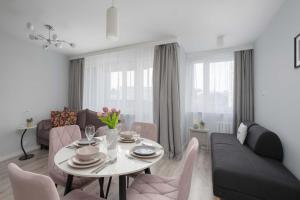 Cosy Studio with a Balcony Close to the Park by Noclegi Renters