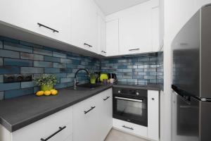 Cosy Studio with a Balcony Close to the Park by Noclegi Renters