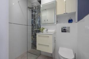 Cosy Studio with a Balcony Close to the Park by Noclegi Renters