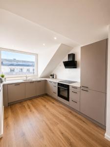 Modernes Penthouse-Loft mit Netflix, AC und Terrasse