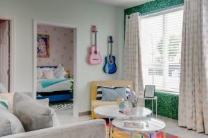 New 4 Bedroom Apt near DT Walk to restaurants