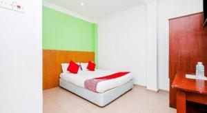 OYO 850 Gold Star Hotel
