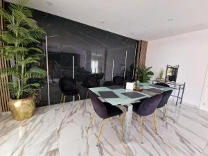 Family villa with 5 bedrooms and a pool