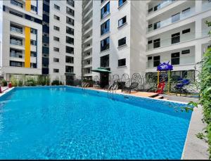 Himalaya Heights Luxe Apartment with Heated pool, Gym & Work desk