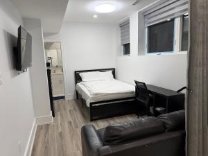 Spacious 3 Bed, 2 Full Bathroom 2 Kitchen - Walk to Kennedy Transit Hub