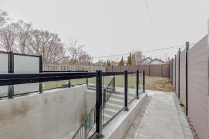 Spacious 3 Bed, 2 Full Bathroom 2 Kitchen - Walk to Kennedy Transit Hub