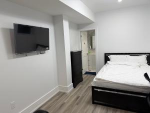 Spacious 3 Bed, 2 Full Bathroom 2 Kitchen - Walk to Kennedy Transit Hub