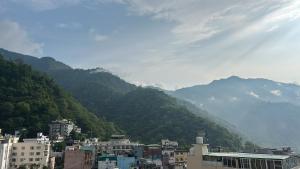 Ima Ganga Hotel - Aesthetic, Quite Mountain View Rooms In Upper Tapovan with netflix, free airport pickup for 7 or more nights booking