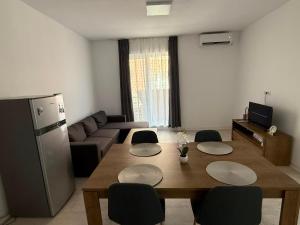 Apartament 3 camere parcare și curte privata parter