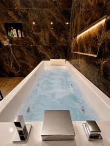 Vollga Panoramic Apartment 3BR, Jacuzzi & Private Lift