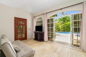 3BR Villa & Studio with Pool, Jacuzzi & Luscious Garden