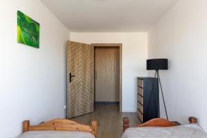 Asnyka Navy Wood Apartment by BookingHost