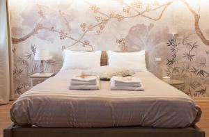 Zimmer mit Kingsize-Bett und Balkon