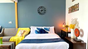 FREE Welcome Breakfast, BGC 1BR, 300Mbps Fiber, Steps to Mitsukoshi & Uptown, 17F
