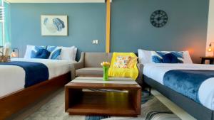 FREE Welcome Breakfast, BGC 1BR, 300Mbps Fiber, Steps to Mitsukoshi & Uptown, 17F