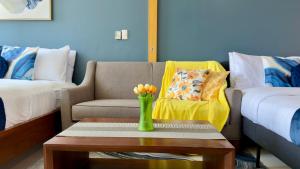 FREE Welcome Breakfast, BGC 1BR, 300Mbps Fiber, Steps to Mitsukoshi & Uptown, 17F