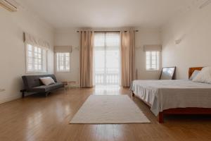 Villa with Private Garden and 6BR - West Lake