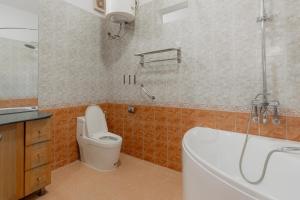 Villa with Private Garden and 6BR - West Lake