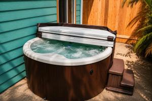 Private Hot Tub • Lanai + Full Kitchen