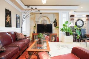 Luxurious & Spacious Villa next to Oakridge Mall