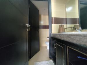Appartement Élégant 2 Chambres, Balcon, Fibre, Climatiseur, IPTV & Parking privé à 5 min de la plage