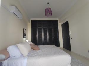 Appartement Élégant 2 Chambres, Balcon, Fibre, Climatiseur, IPTV & Parking privé à 5 min de la plage