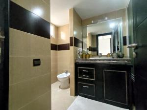 Appartement Élégant 2 Chambres, Balcon, Fibre, Climatiseur, IPTV & Parking privé à 5 min de la plage