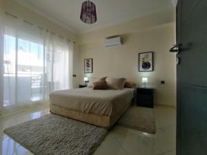 Appartement Élégant 2 Chambres, Balcon, Fibre, Climatiseur, IPTV & Parking privé à 5 min de la plage