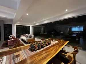 Casa Colibri, Amazing 4 bedroom house with stunning volcano views in Antigua Guatemala