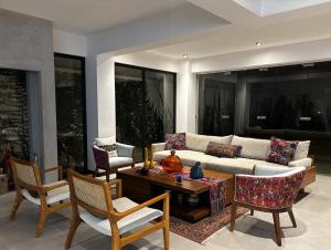 Casa Colibri, Amazing 4 bedroom house with stunning volcano views in Antigua Guatemala
