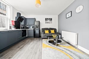 King Bed Apartment Near Lloyds, Piece Hall, Train Station And Hospital