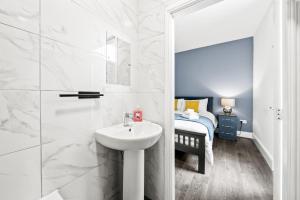 King Bed Apartment Near Lloyds, Piece Hall, Train Station And Hospital