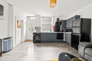 King Bed Apartment Near Lloyds, Piece Hall, Train Station And Hospital