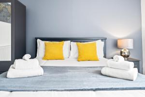 King Bed Apartment Near Lloyds, Piece Hall, Train Station And Hospital