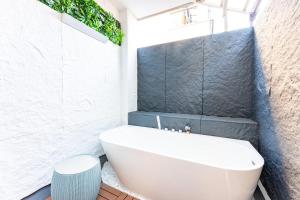 New,Luxury apt 1min walk trn station,6min to Namba