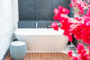 New,Luxury apt 1min walk trn station,6min to Namba