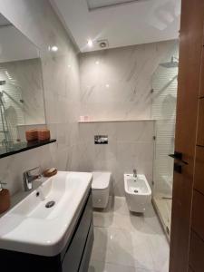 Family 3-Bedroom, 2-bathroom Private Parking, Near Beach & Medina