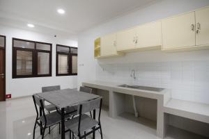 Hotel O Hegarbudhi Residence