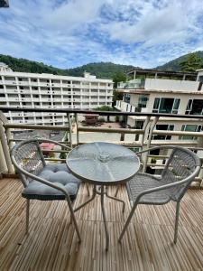 Karon Beach Deluxe Apartment with Private Rooftop Pool