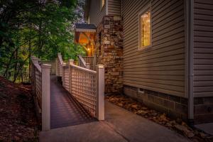 Cozy Mountain Chalet, Fun Family Retreat, Sleeps 8
