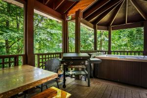 Cozy Mountain Chalet, Fun Family Retreat, Sleeps 8